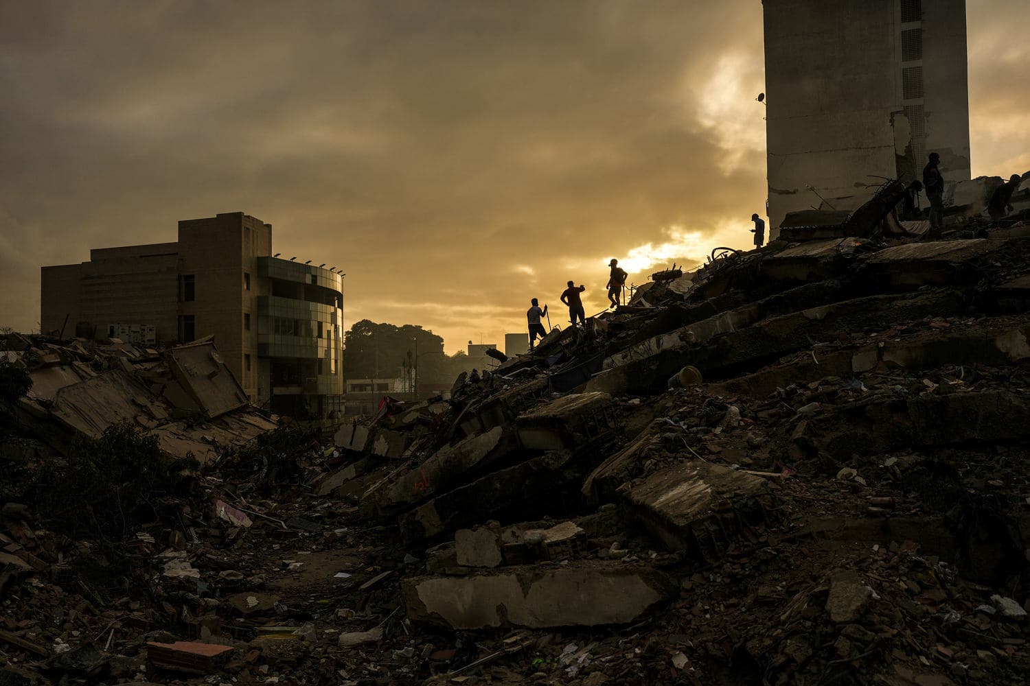 Families searching for missing deportees after earthquakes in Venezuela.