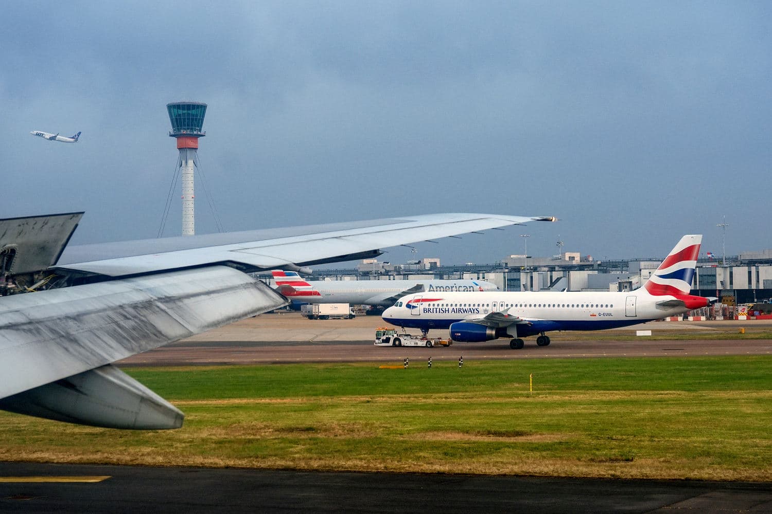 Infographic detailing flight cancellations and affected airports due to the UK air traffic control failure.