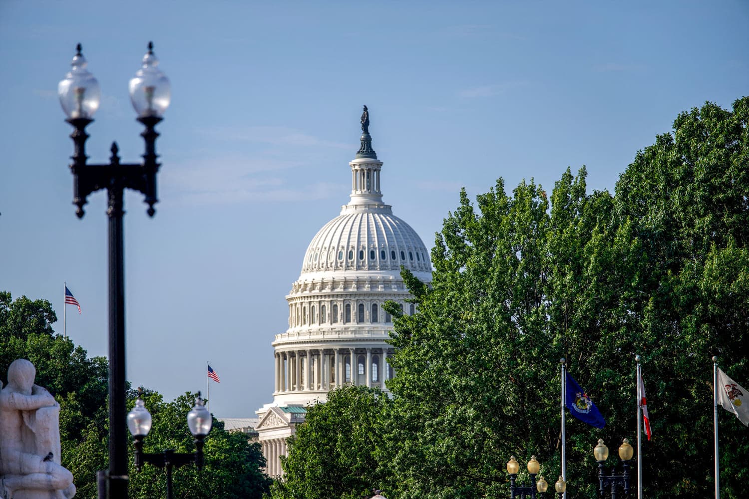 Infographic showing Congress's AI regulation standoff and potential risks of unregulated AI.