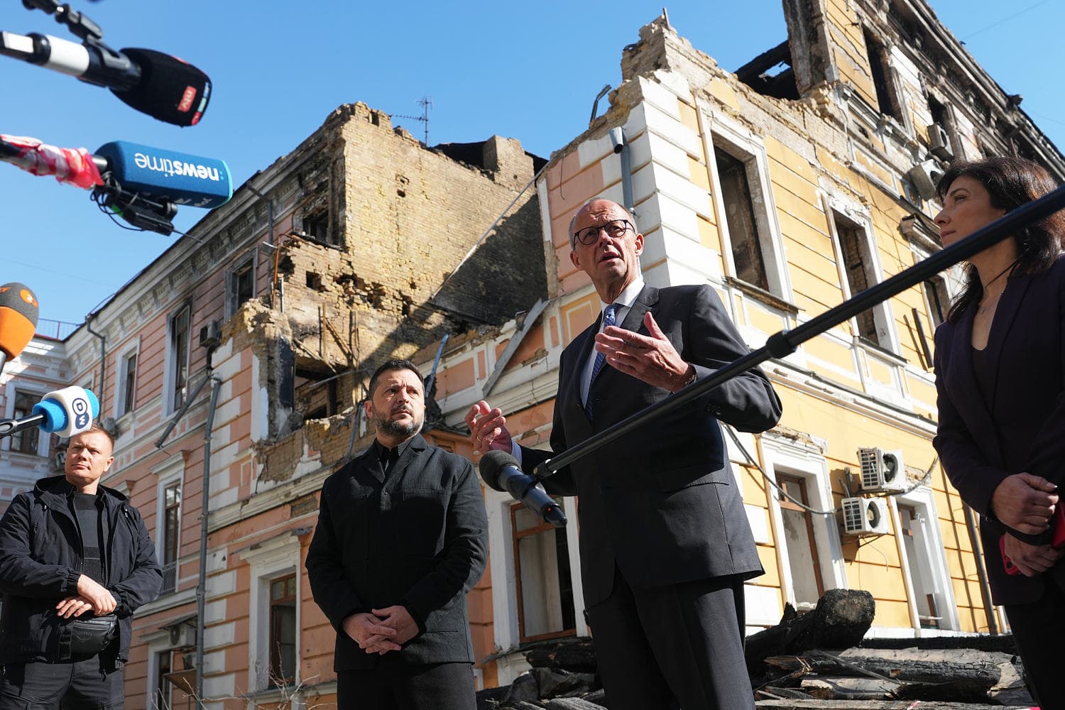A visual representation of the Russian strikes on Kyiv during Chancellor Merz's visit, highlighting military aid commitments.