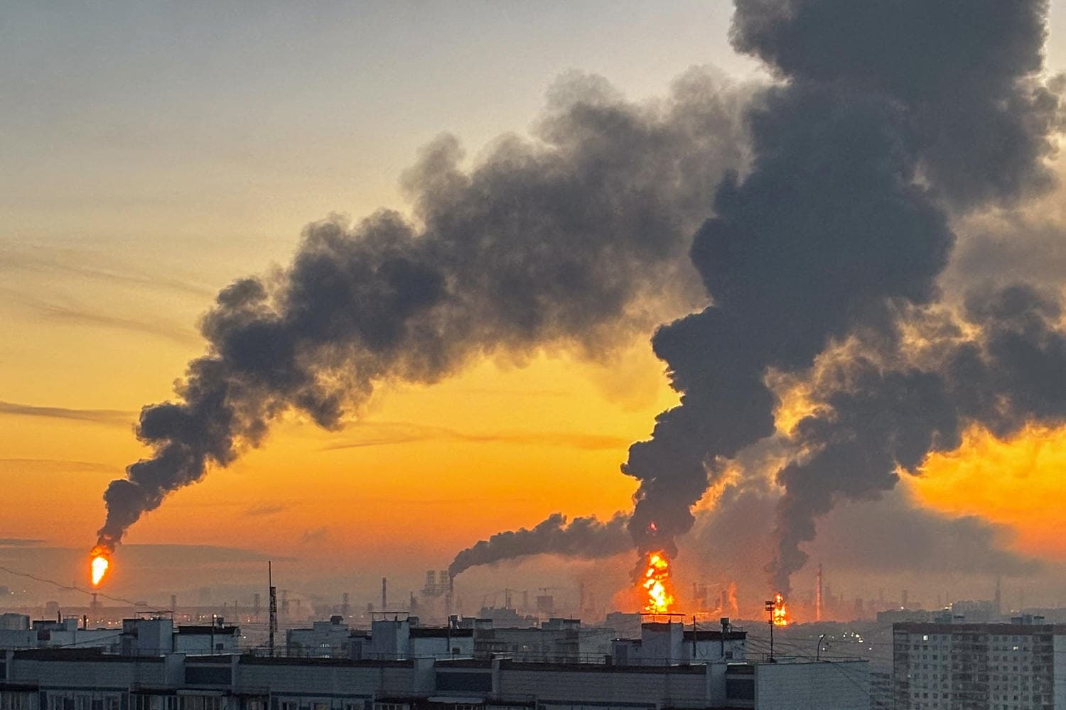 A graphic illustrating Trump's condemnation of Ukraine's strikes on Russian oil refineries and the impact on global oil prices.