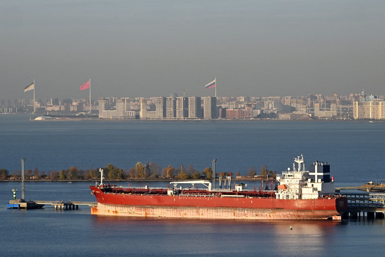 Infographic showing Russian diesel exports to the U.S. and their impact on fuel prices.