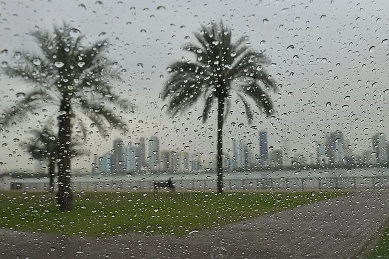 Weather forecast graphic showing wind speed and humidity levels for the UAE weekend.