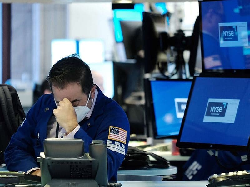 A graph showing the decline of Asian stock markets amid a global tech selloff.