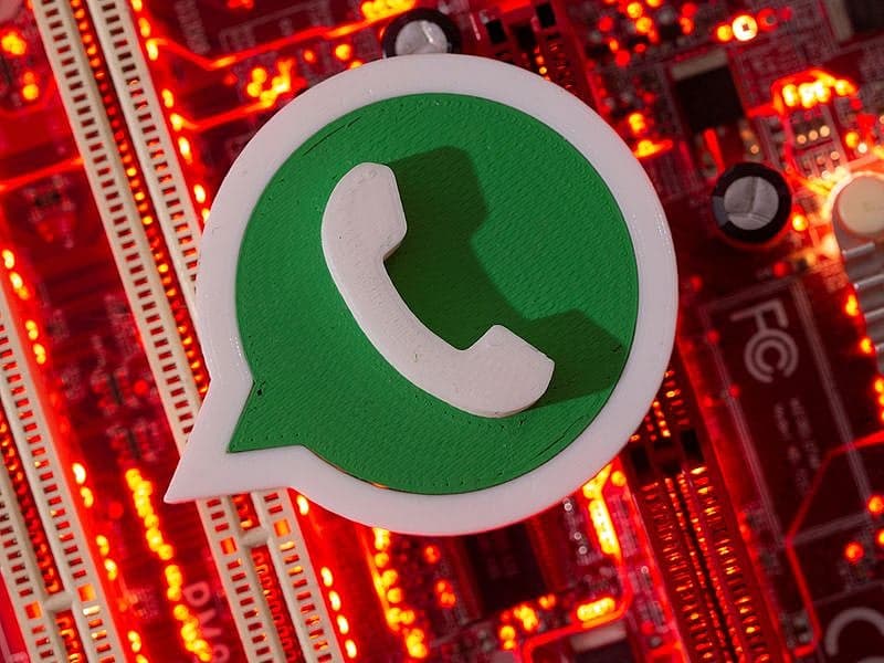 Graphic showcasing WhatsApp's new security features, including alphanumeric passwords and multiple passkeys.