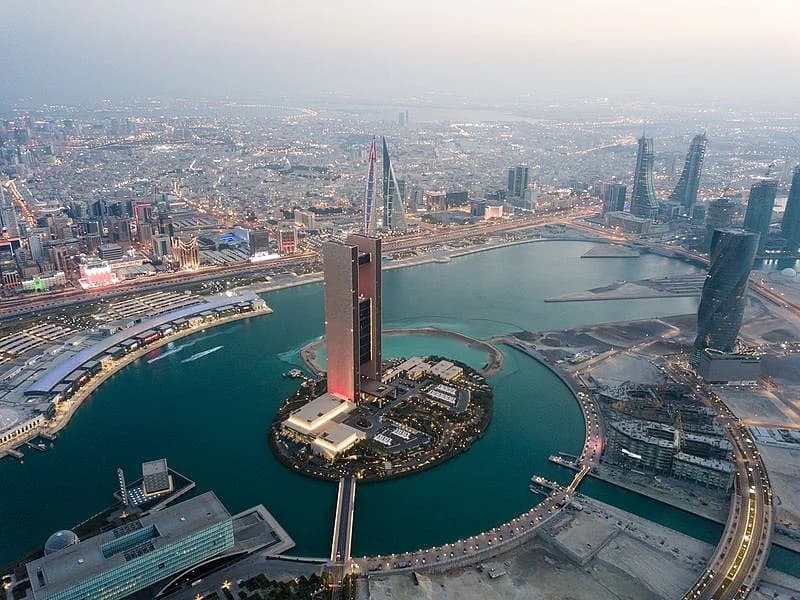 An infographic showing Bahrain's non-oil GDP growth and oil sector decline, highlighting economic resilience.