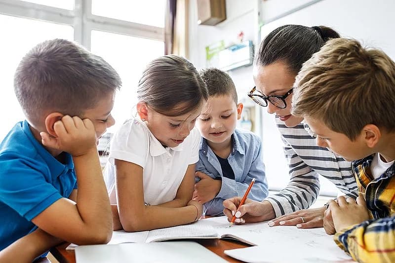Infographic showing UAE's no-homework policy impact on early education and family life.