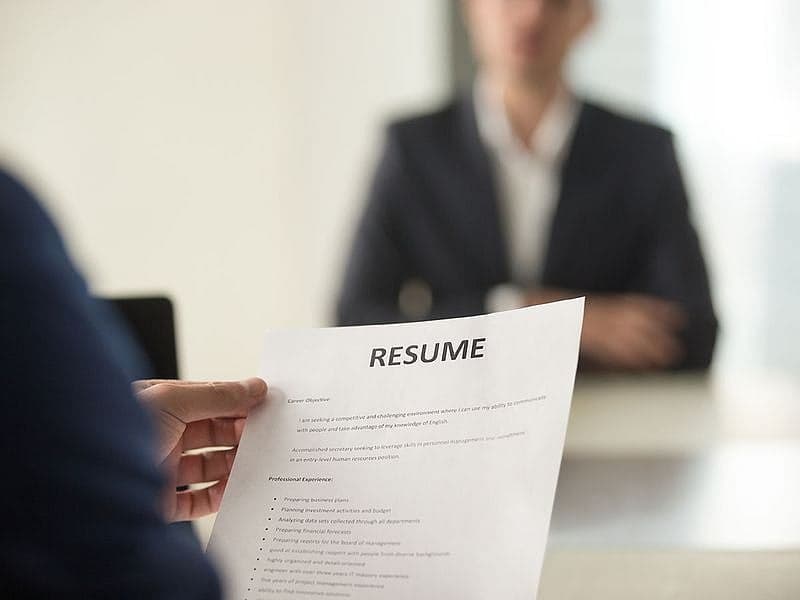 A graphic depicting the rise of recruitment scams in the UAE job market.