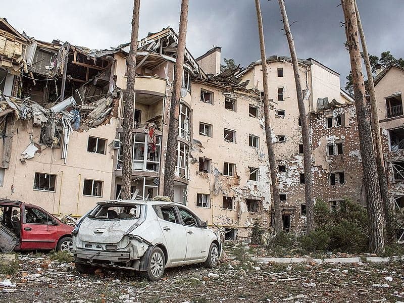 A graphic depicting the aftermath of Russian missile strikes in Kyiv, highlighting civilian casualties and damage.