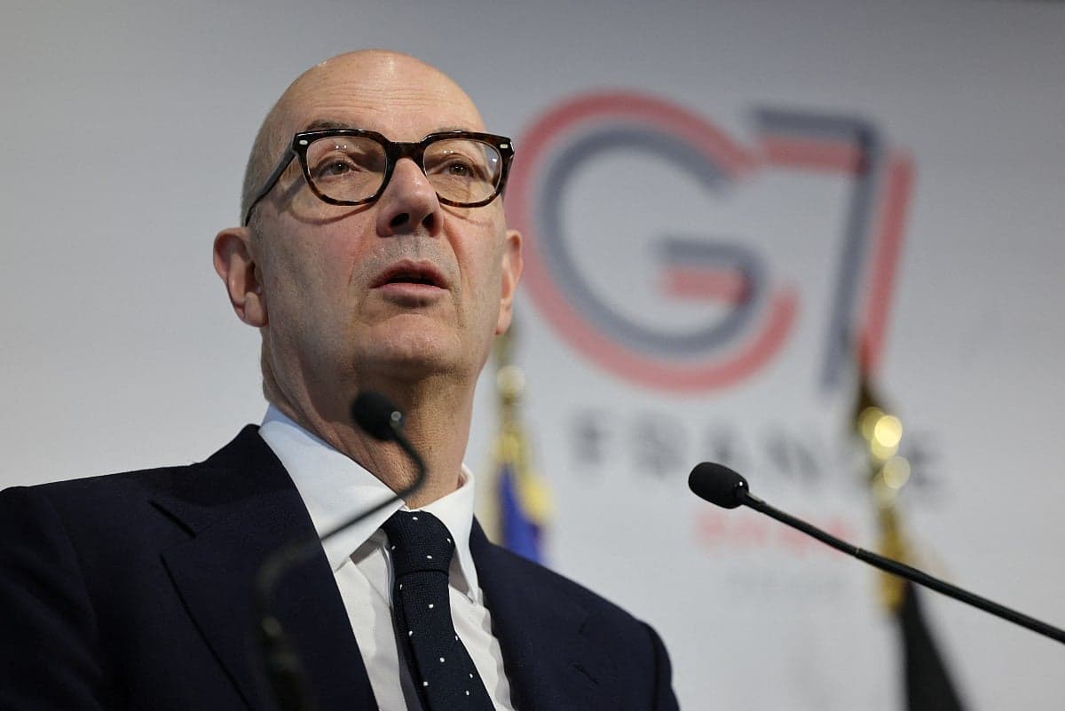 French Finance Minister Calls for Free Passage Through Strait of Hormuz Amid G7 Economic Mitigation Efforts