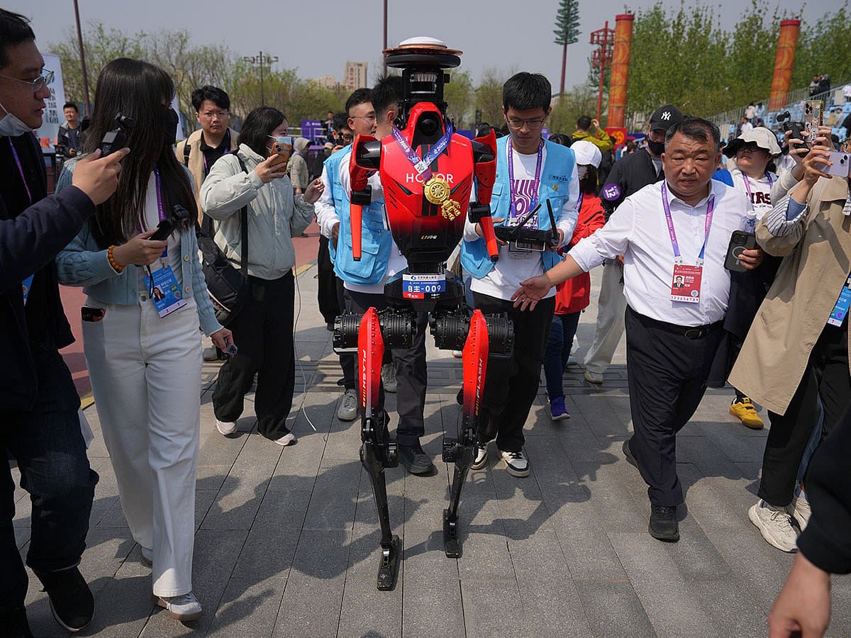 Honor's 'Lightning' Robot Sets New Half-Marathon Record in Beijing