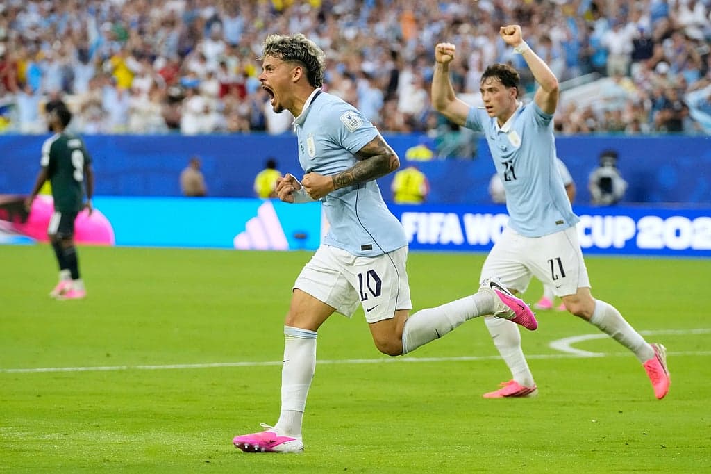 Saudi Arabia and Uruguay players during their World Cup match