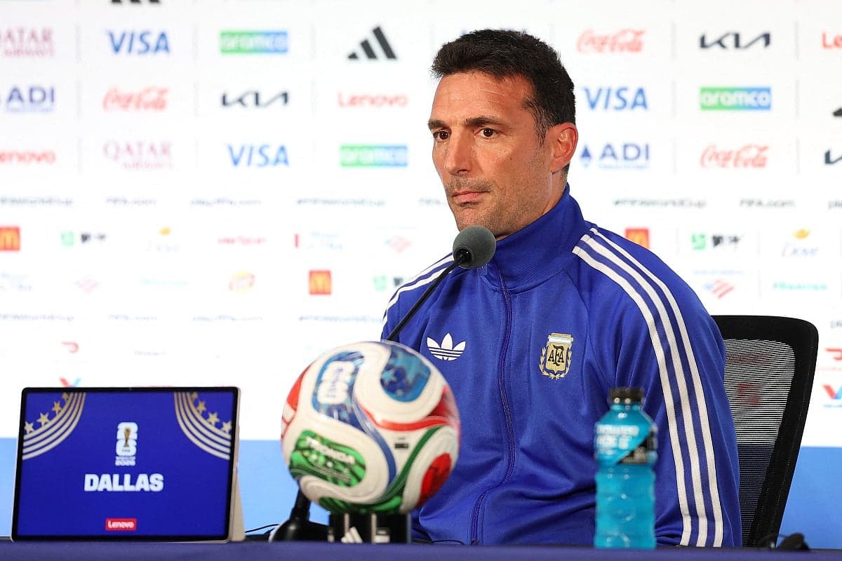 Lionel Scaloni discussing water breaks at a World Cup press conference