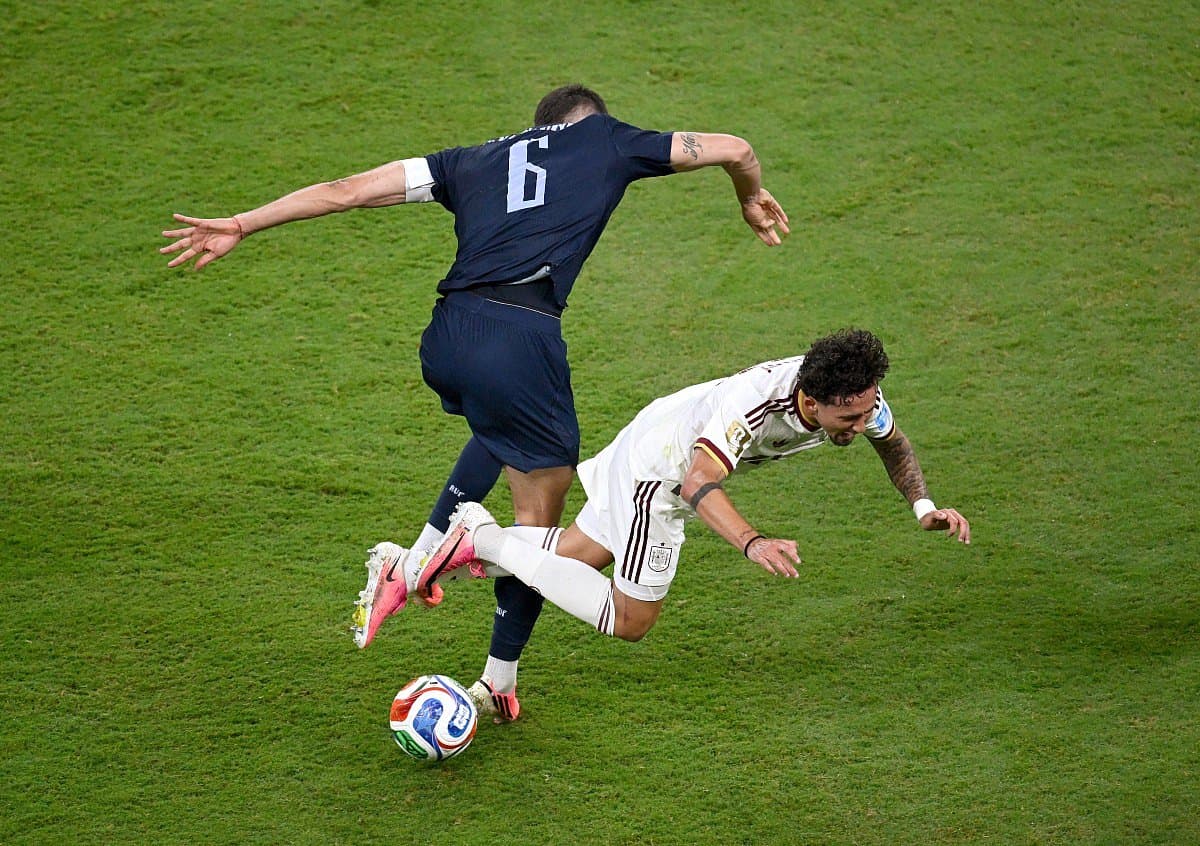 Nico Williams and Yéremy Pino during the World Cup match against Uruguay.