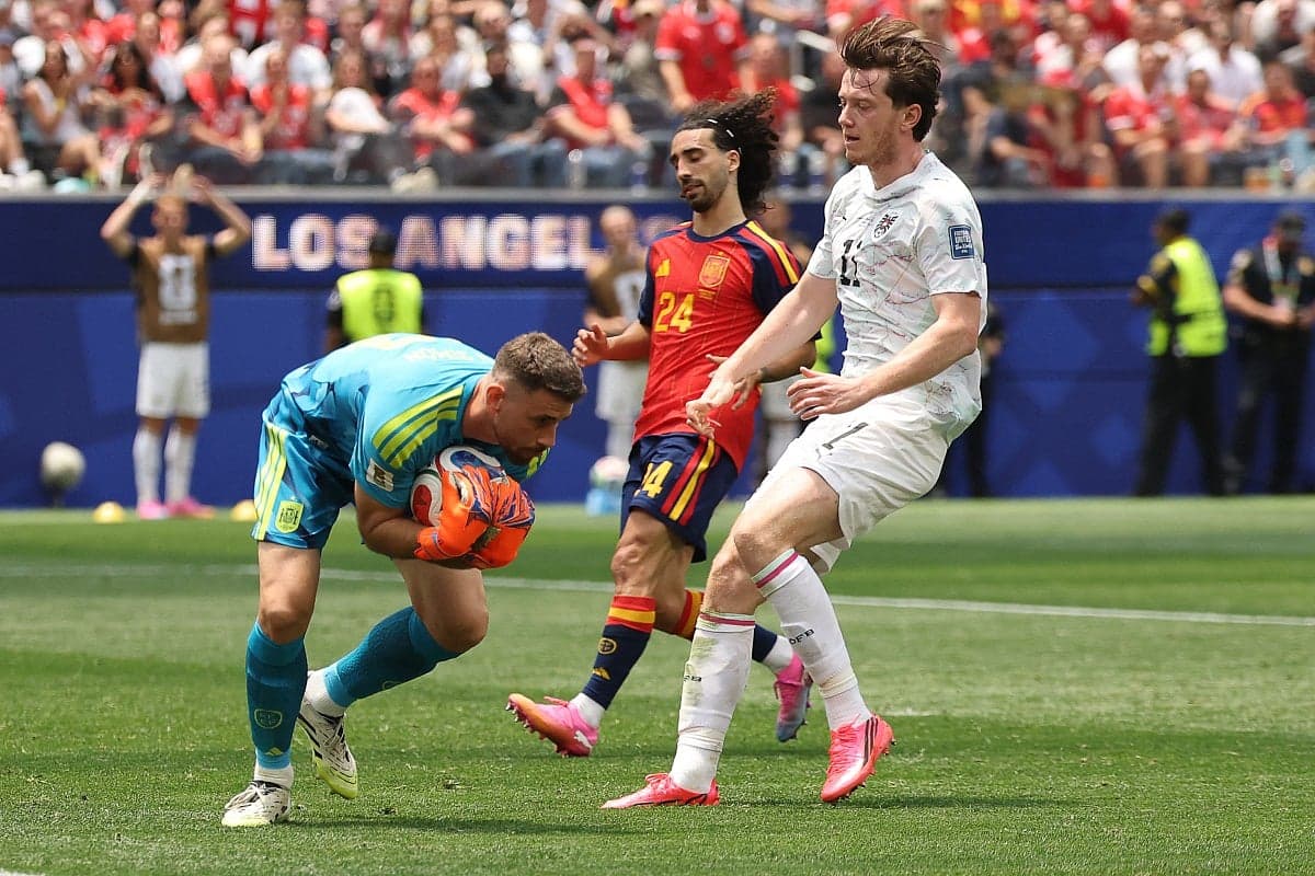 Unai Simón celebrating after achieving a new World Cup record