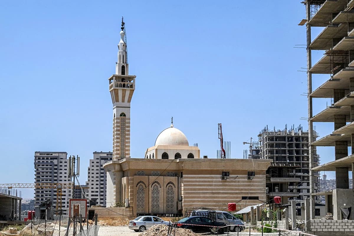 A visual representation of Syria's financial reintegration with Visa and Mastercard transactions, highlighting key milestones.
