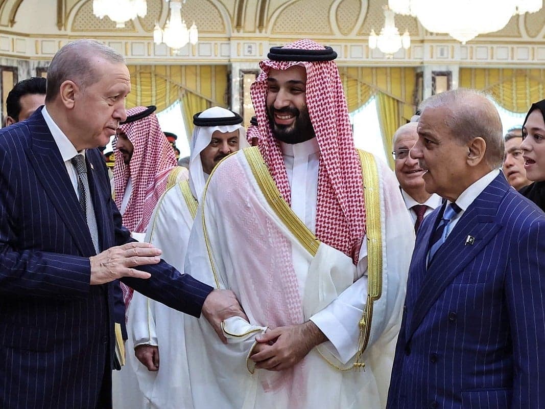 Leaders of Saudi Arabia, Türkiye, and Pakistan signing the Makkah Joint Defense Agreement.