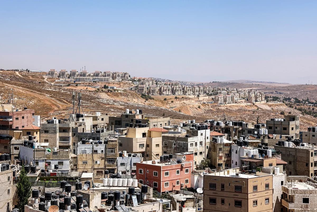 Infographic depicting Israeli settlers in the West Bank and international reactions to settlement expansions.