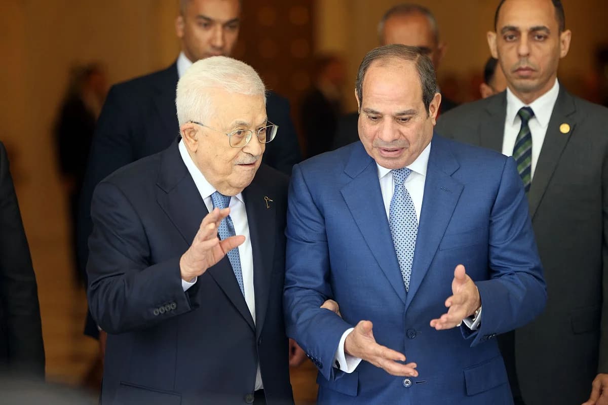 Egyptian President Sisi and Palestinian President Abbas discussing Palestinian displacement plans in Cairo.