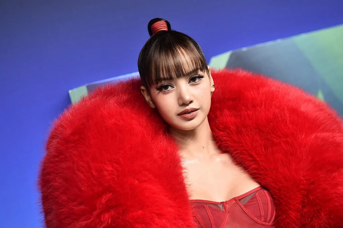 Infographic detailing Lisa's journey and impact as the first Asian solo artist to win Best Pop at the MTV VMAs.