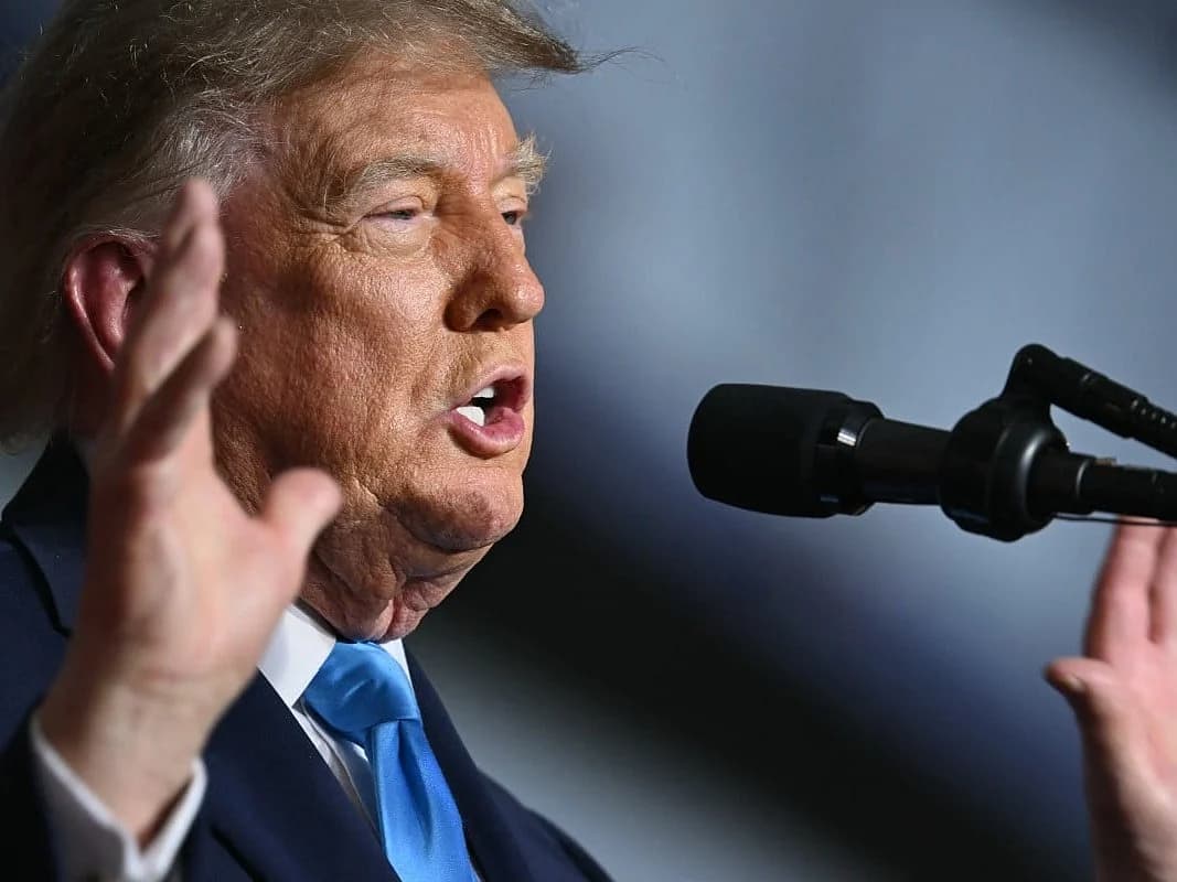 Infographic showing rising oil prices and key quotes from Trump amid US-Iran conflict.