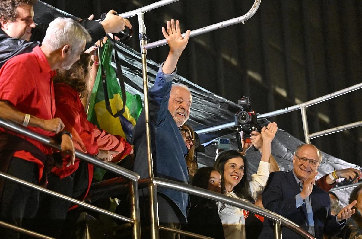 Minimalist graphic highlighting the 51.8 percent runoff vote margin in Lula's Brazil election win