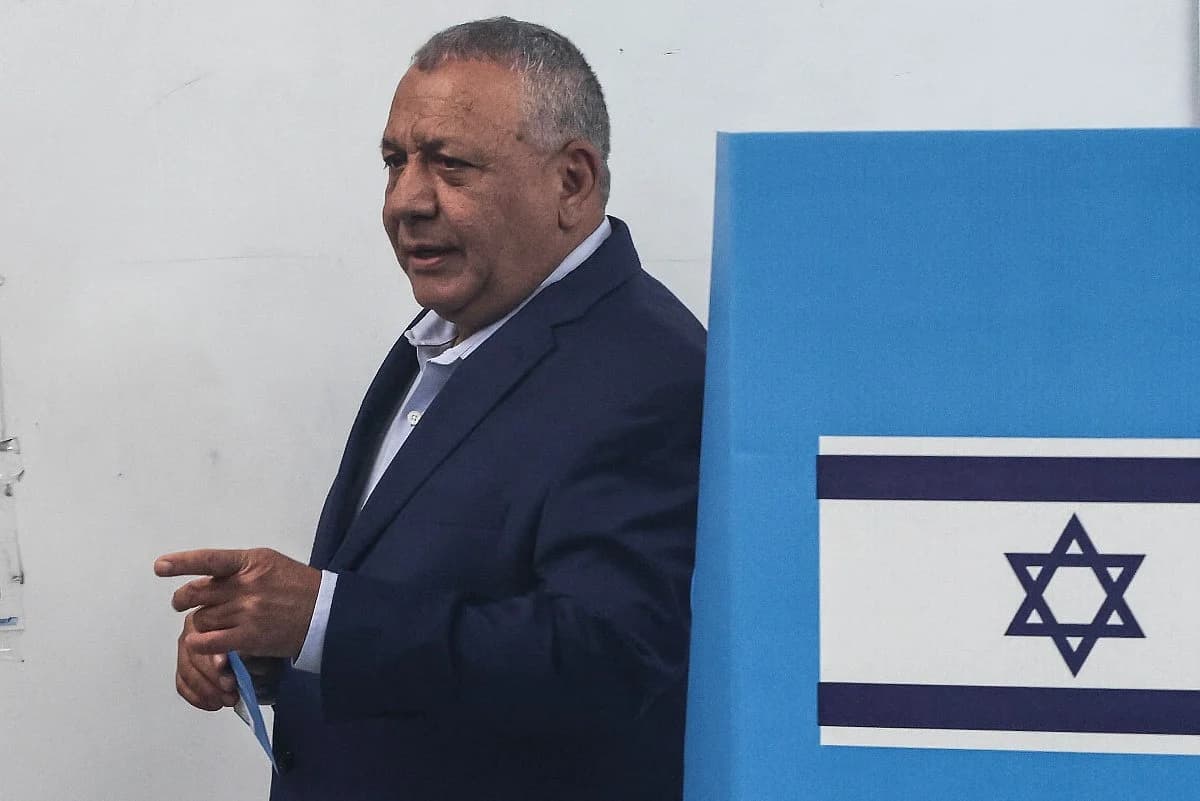 Knesset seat projection graphic showing the 52-50 deadlock between Gadi Eisenkot and Benjamin Netanyahu in the 2026 election