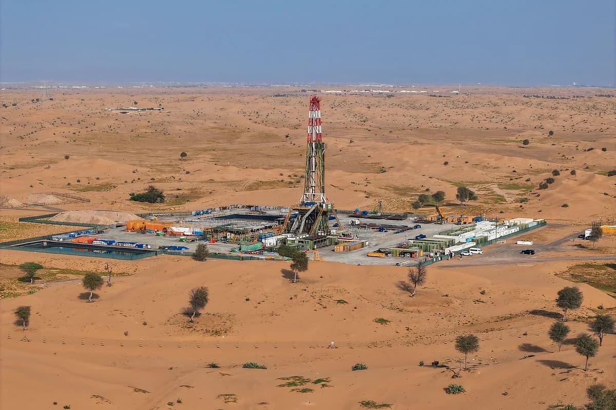 Minimalist technical blueprint showing natural gas pipeline infrastructure at the Al Hadiba gas field development in Sharjah