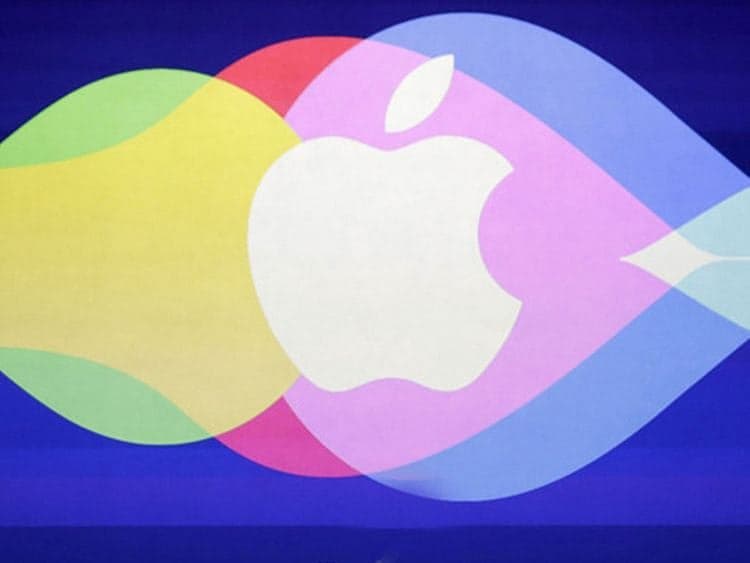 Infographic showing Apple's job cuts and focus shift towards AI and smart glasses.