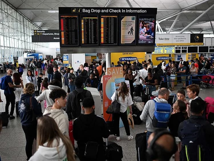 Infographic detailing the UK air traffic control failure, highlighting flight cancellations and passenger disruptions.