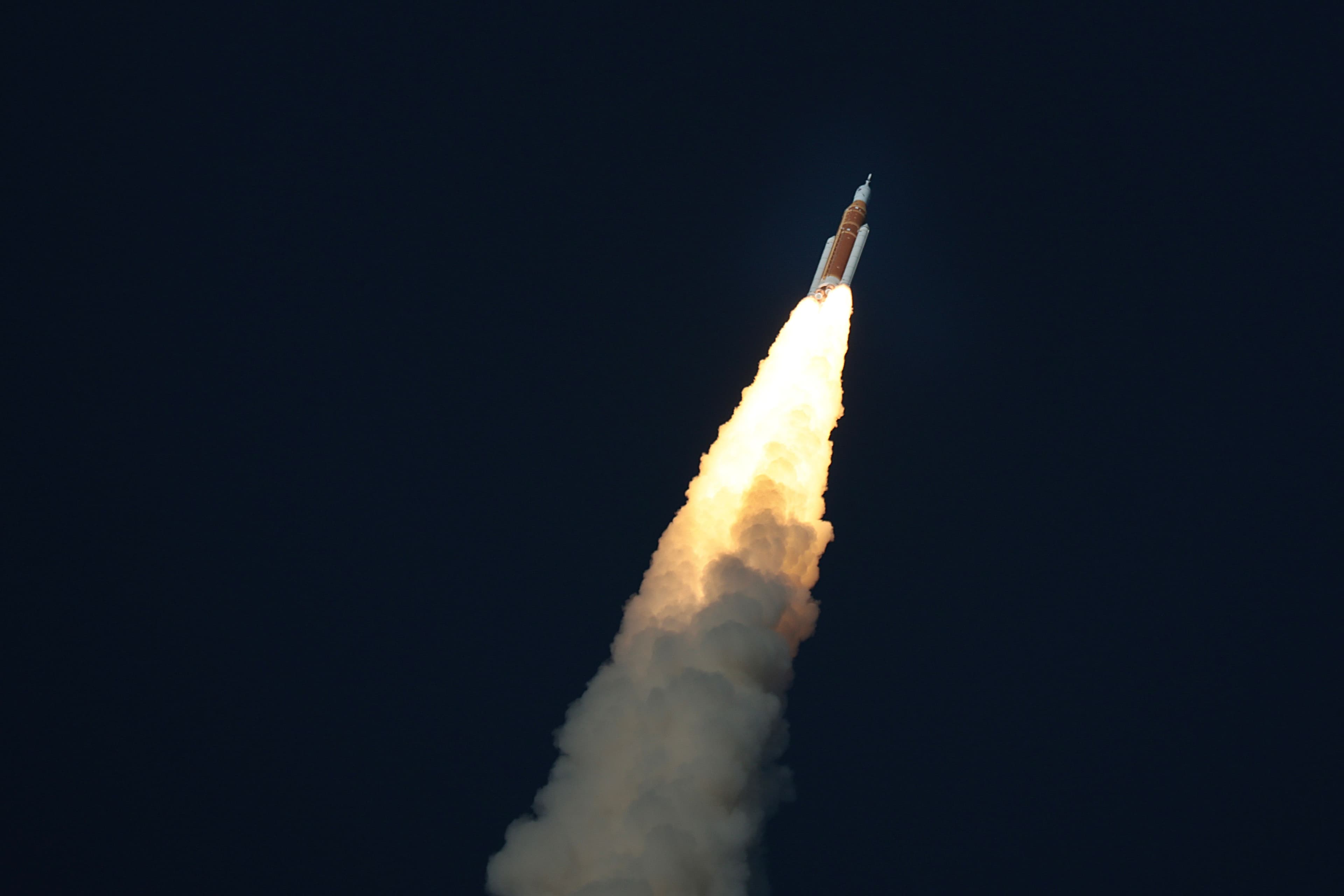 Artemis II Mission Experiences Microsoft Outlook Malfunction During Lunar Flyby