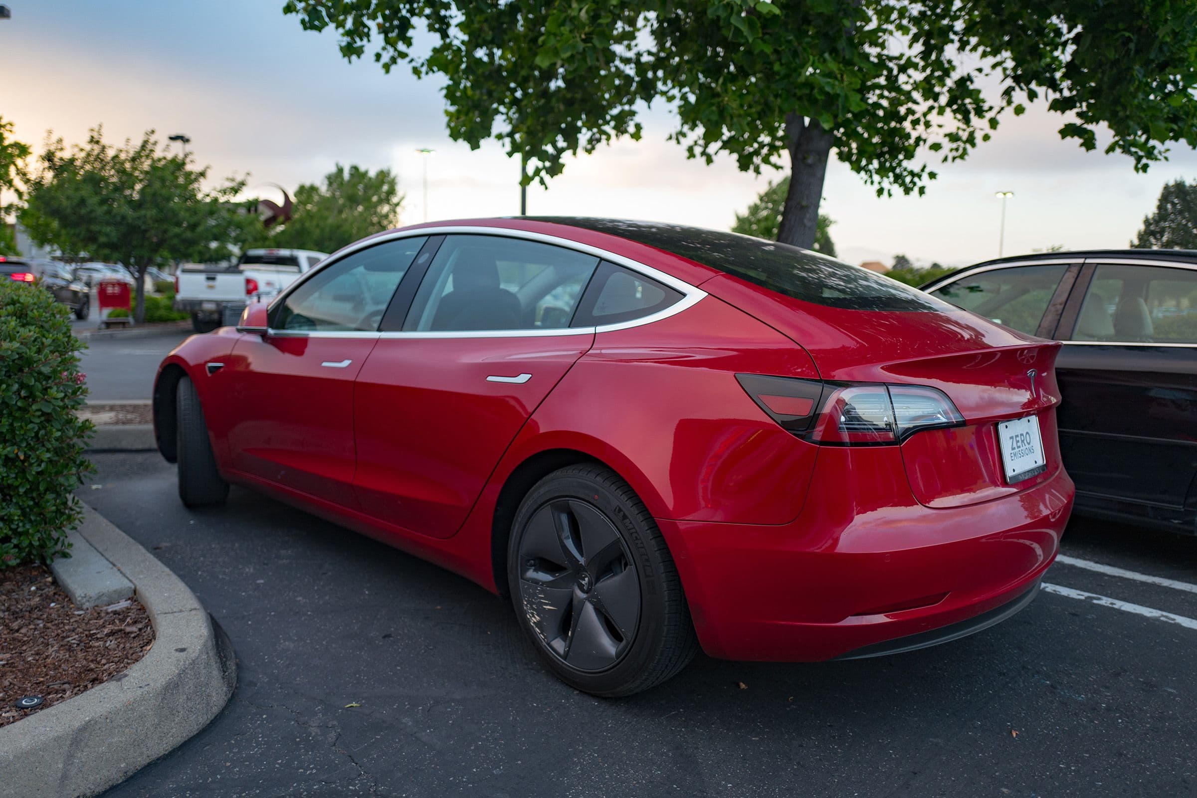Infographic showing Tesla's largest recall in China, focusing on electronic door handle safety risks.