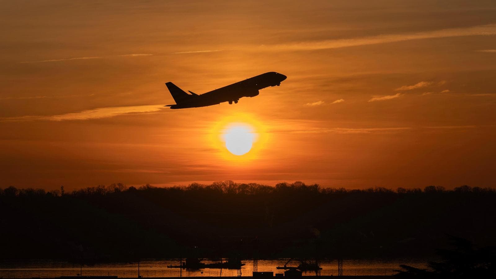 American Airlines and Google Reduce Contrail Formation by 62% Using AI Technology