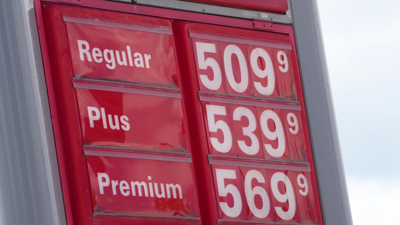 A graphic showing the decline in U.S. consumer confidence amidst rising inflation and gas prices.