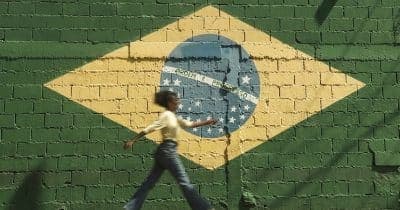 Infographic showing the impact of Brazil's ban on crypto in cross-border payments, highlighting traditional vs. virtual asset transactions.