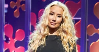 Iggy Azalea with a graphic showing the decline of MOTHER memecoin value.