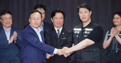 Samsung Electronics headquarters with a focus on labor negotiations.