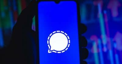 Signal messaging app logo with a backdrop of UK government buildings.