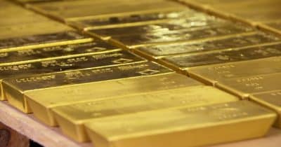 A graph showing the decline in gold prices over six months, highlighting key economic factors.