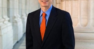 Senator Ron Wyden advocating for blockchain regulation in the Senate.