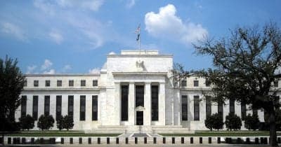 Graph showing the rise in oil prices and its impact on Federal Reserve interest rate expectations.