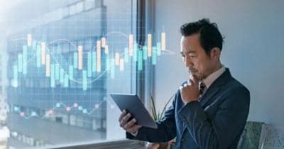 Charles Schwab and Fidelity advocate for cryptocurrency regulation through the CLARITY Act.