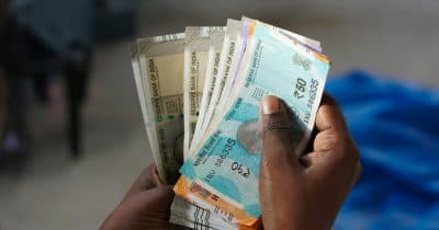 Infographic showing the process of India's first tokenized corporate bond issuance using DLT and CBDC.