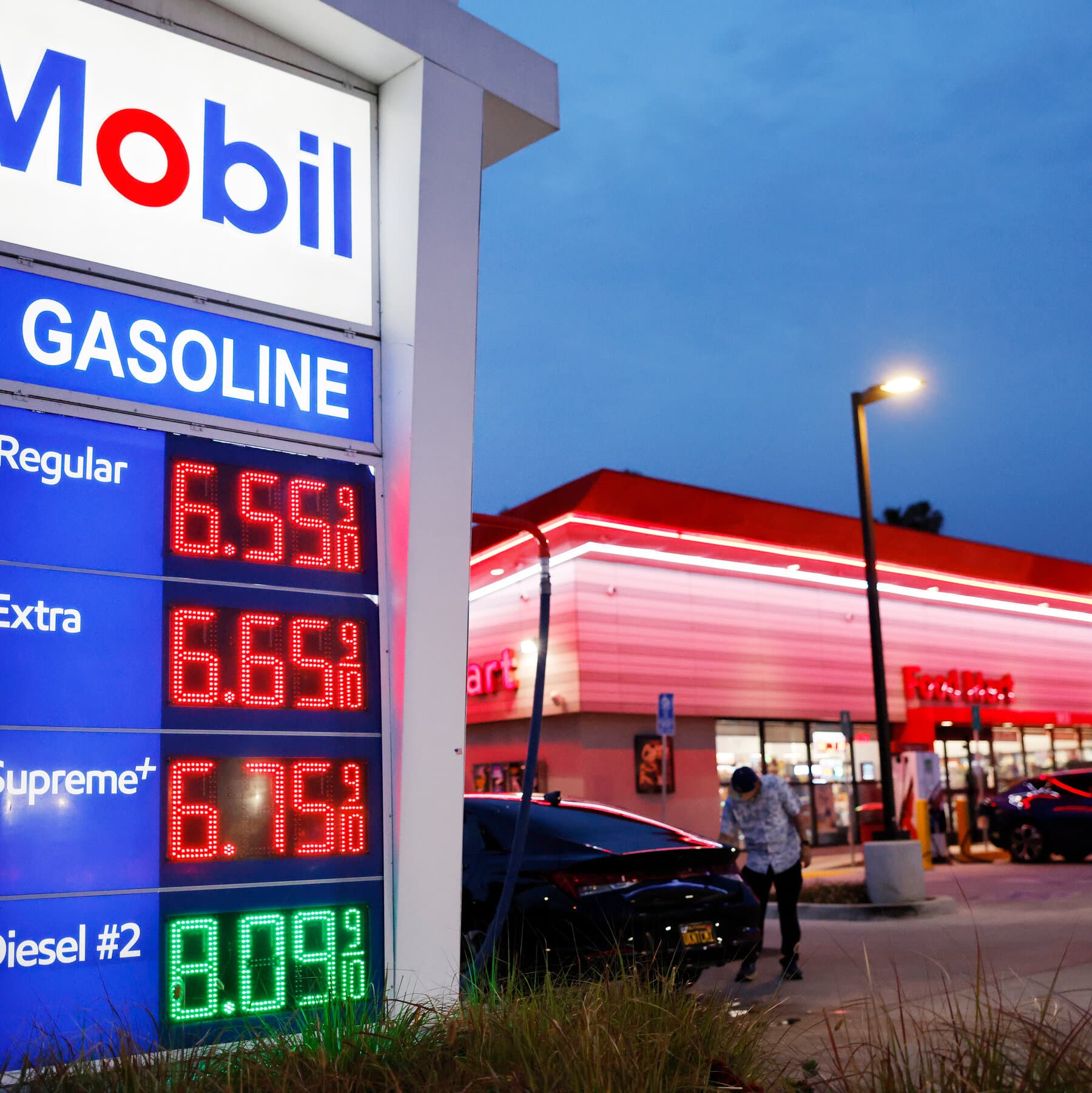 U.S. Gasoline Prices Surpass $4 Amid Ongoing Iran War
