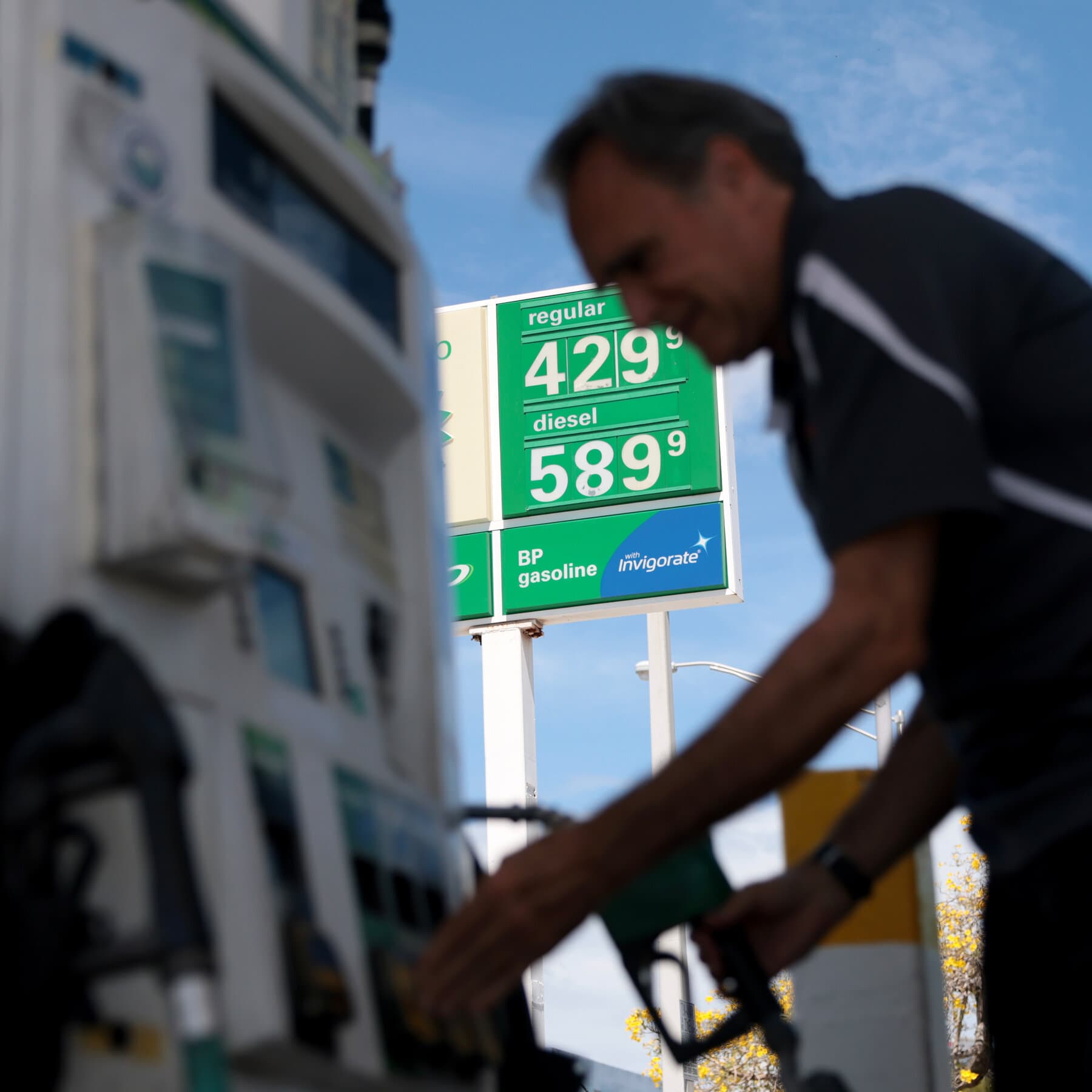 Oil and stock prices decline amid stalled U.S.-Iran negotiations over Strait of Hormuz