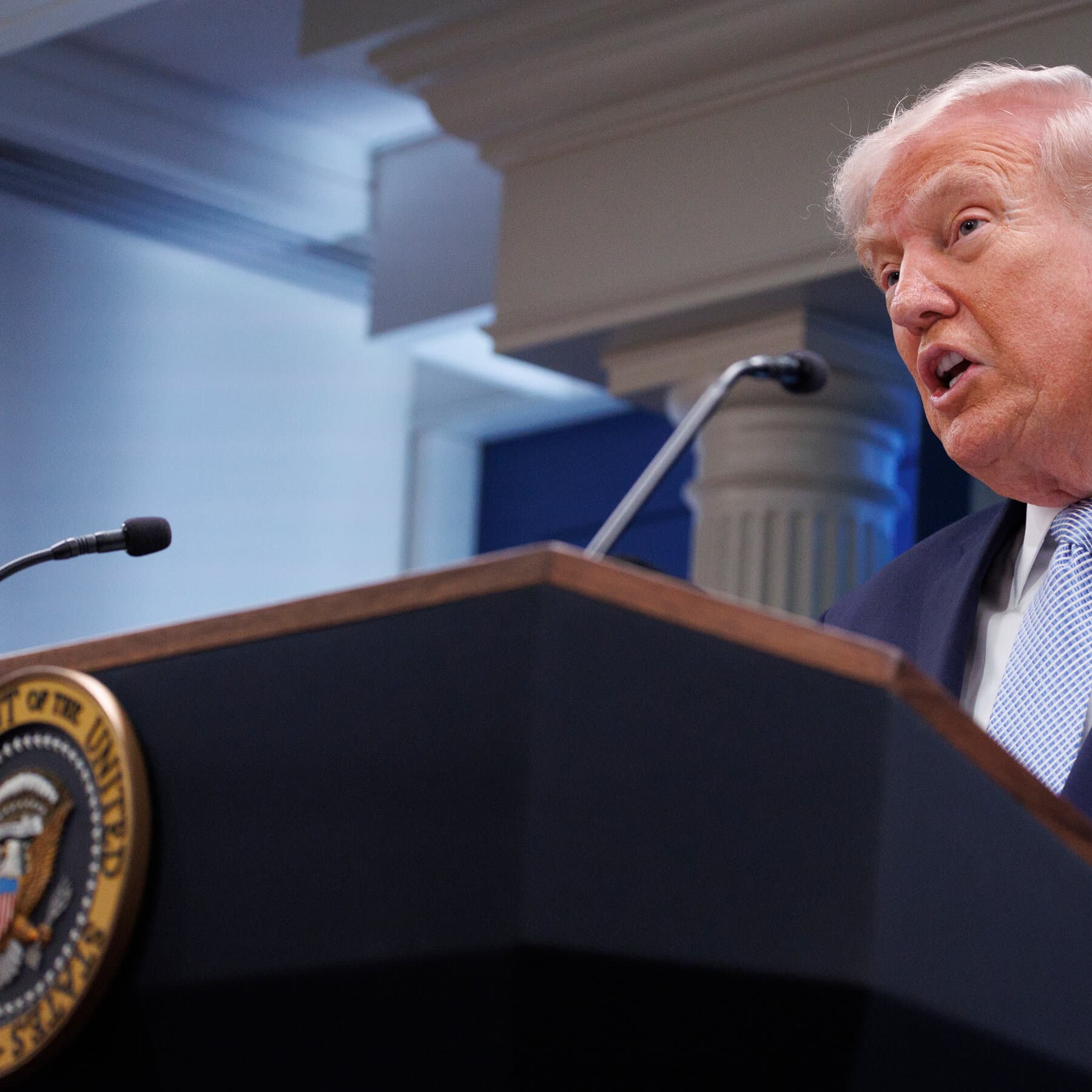 U.S. President Trump Issues Ultimatum to Iran Over Strait of Hormuz Amid Market Turmoil