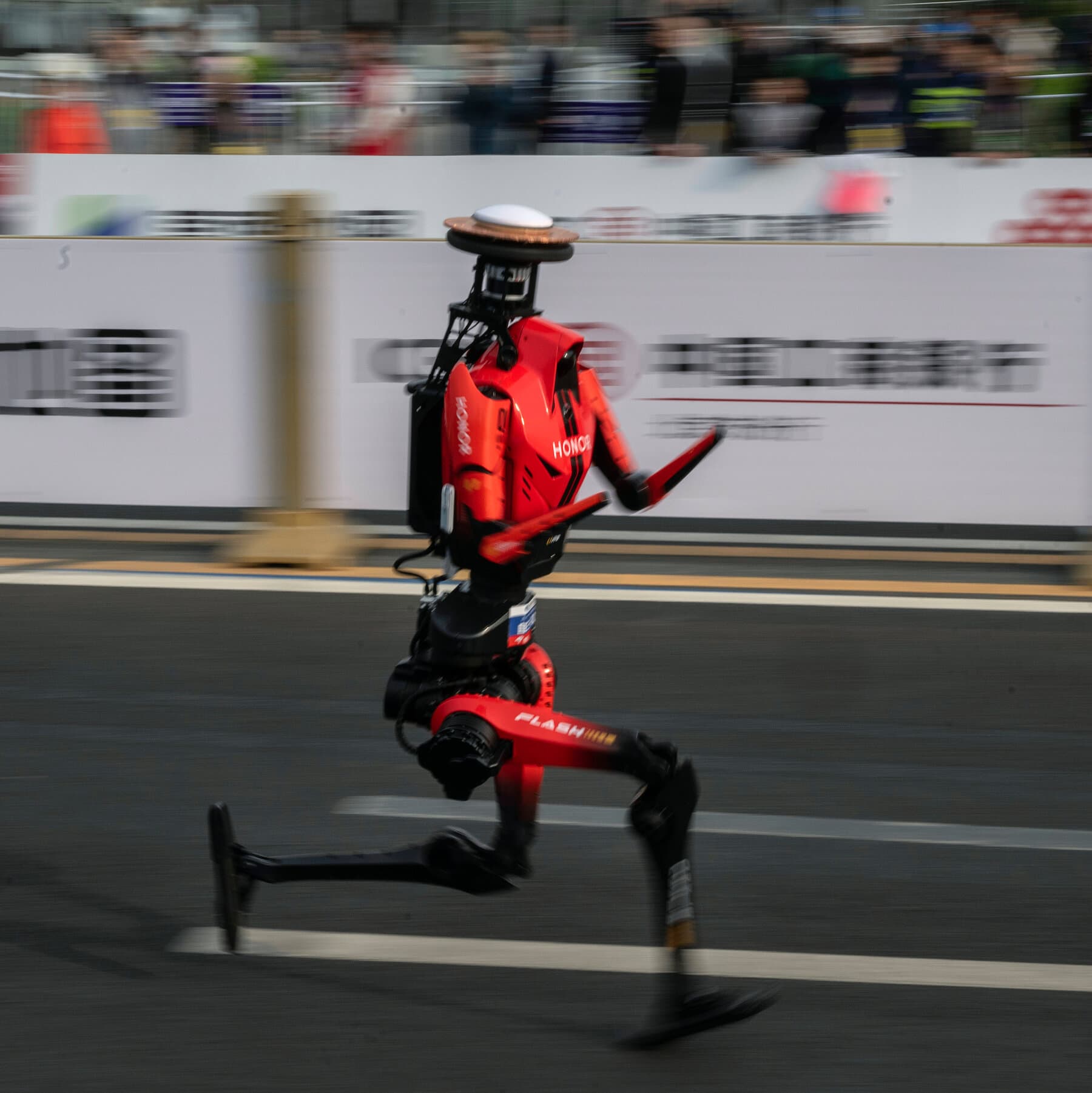 Honor's Lightning Robot Breaks Half-Marathon Record in Beijing