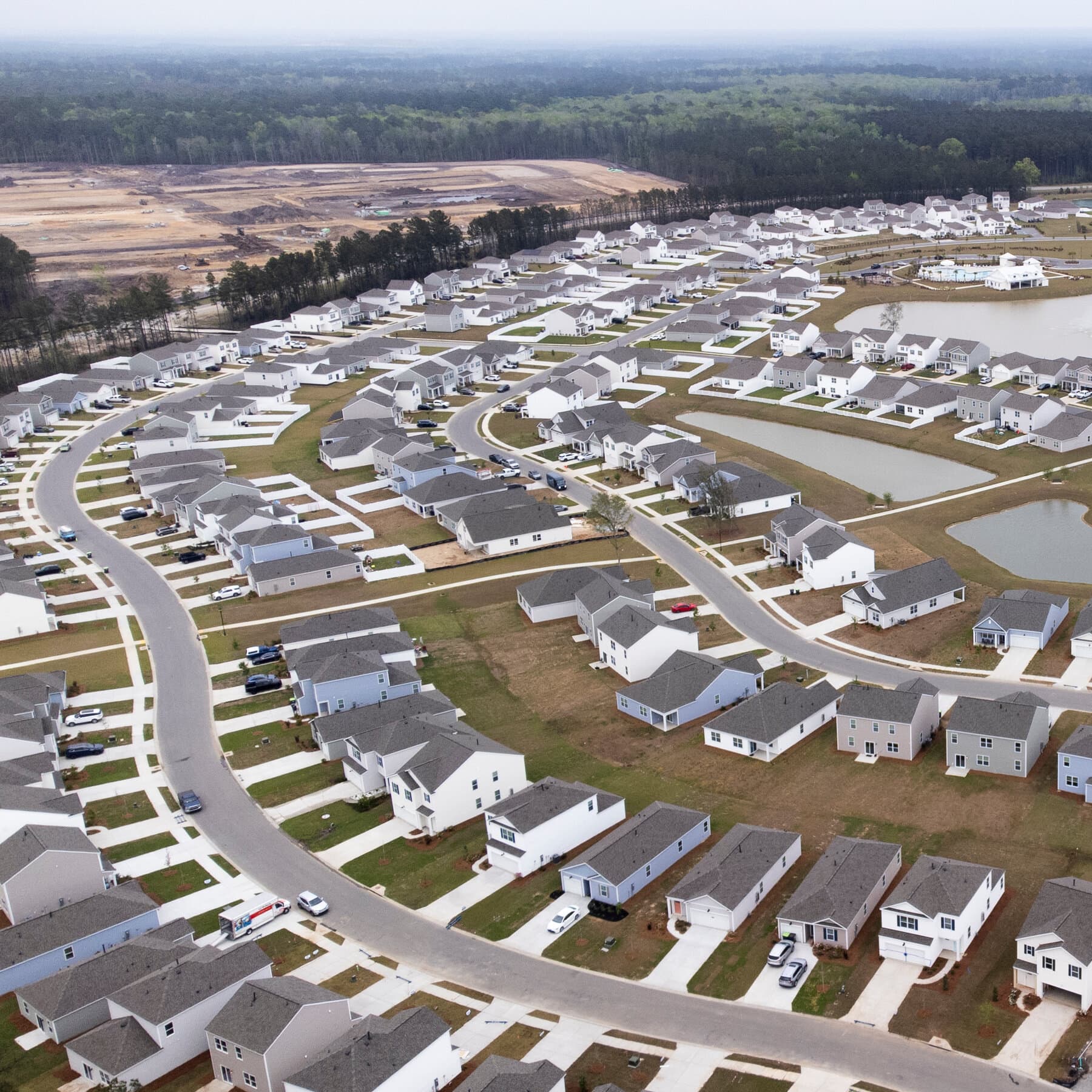 Federal Reserve Holds Interest Rates Steady Amid Inflation and FOMC Dissent