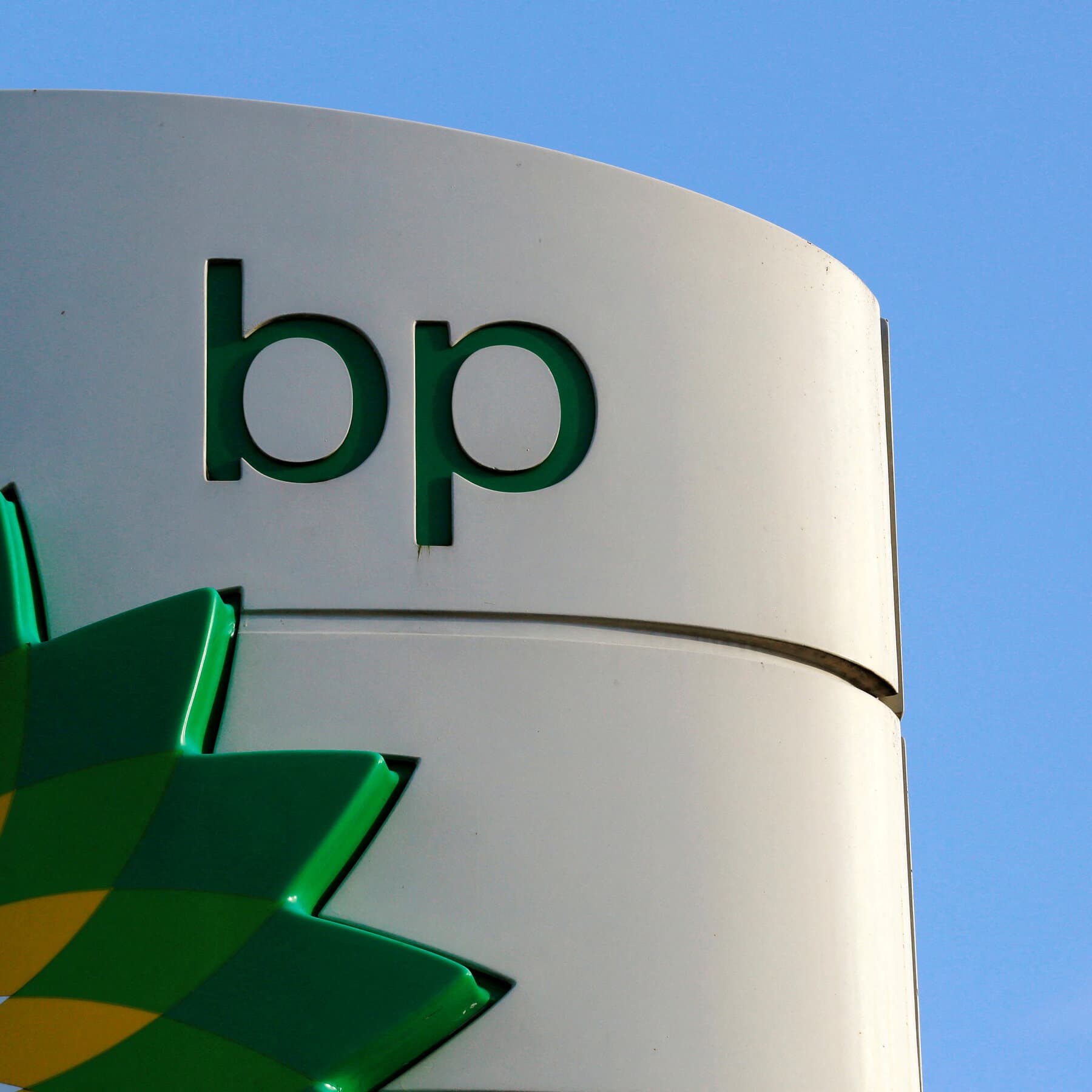 A graphic illustrating BP's stock price drop and leadership changes following the ousting of chairman Albert Manifold.