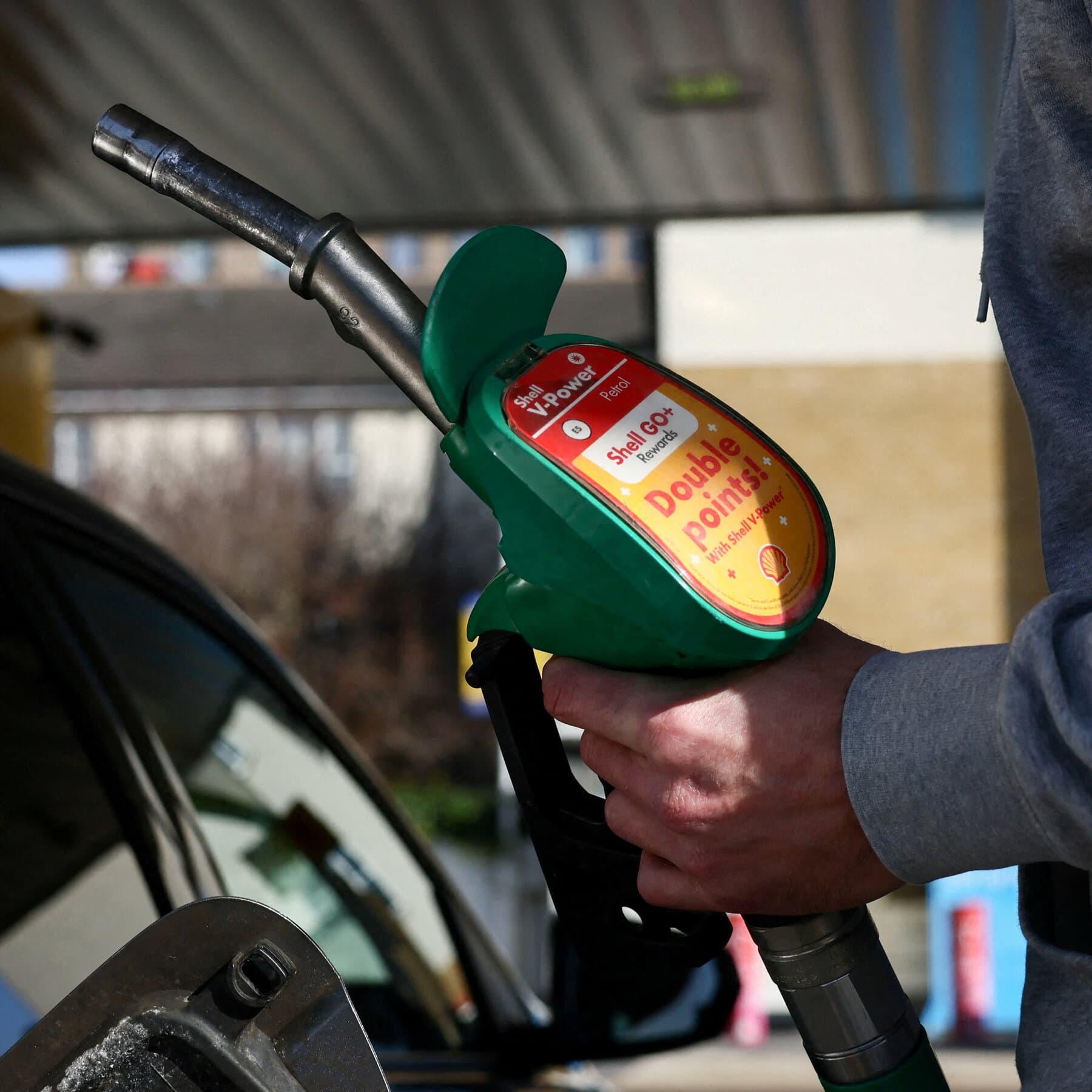 Oil prices decline following the U.S.-Iran agreement to reopen the Strait of Hormuz.